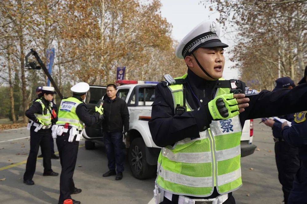 交警街头与司机上演特殊比武，考验与挑战的街头对决。