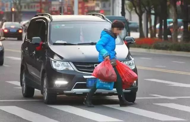 悲剧警示，摩托司机在红灯前遭遇车祸身亡的瞬间